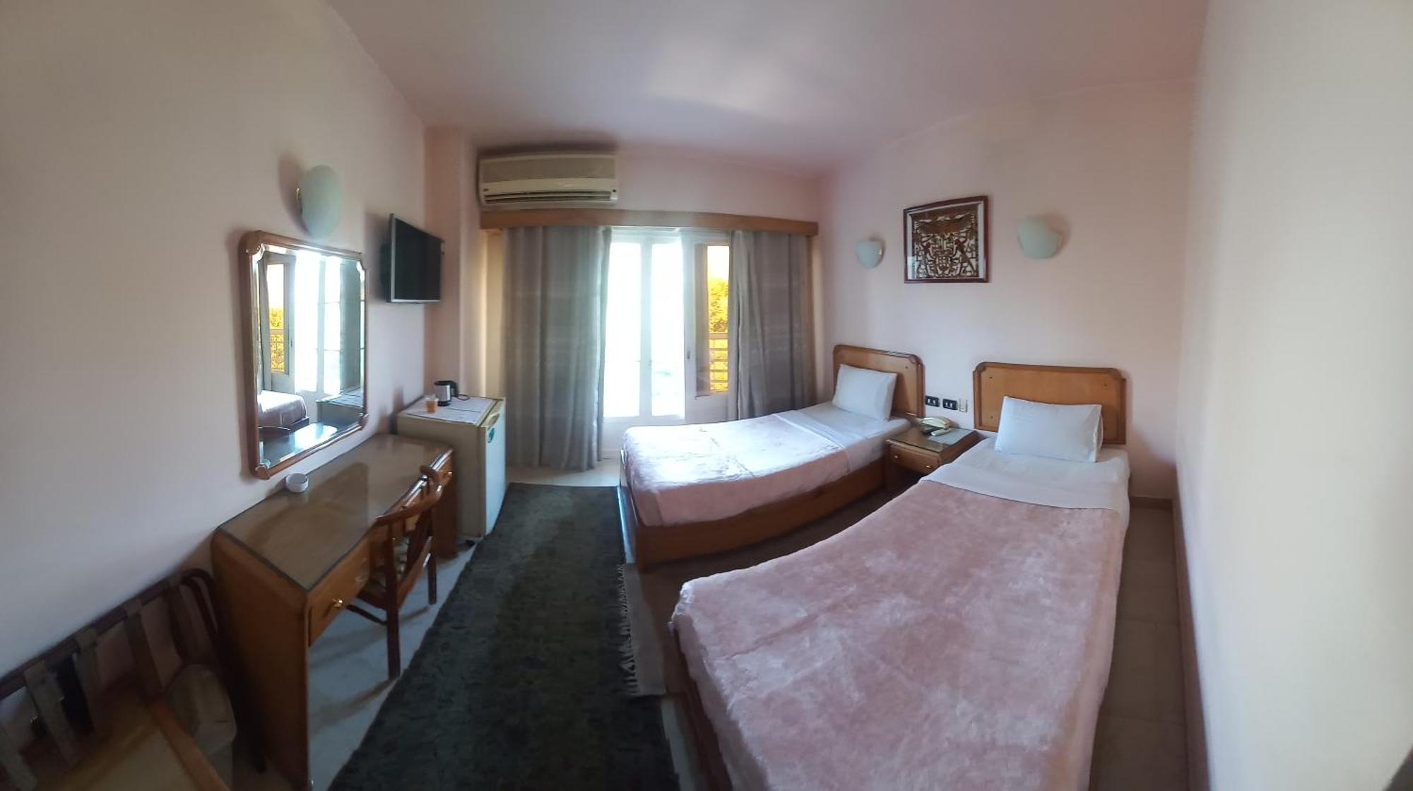 New Pola Hotel Luxor Buitenkant foto